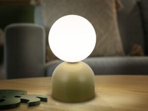 Miniaturka 15 - Lampka nocna Miki pistacjowa z białym szklanym kloszem w aranżacji wnętrza