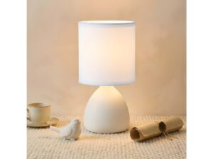 Miniaturka 4 - Biała lampka Olesena na jasnej tkaninie w aranżacji