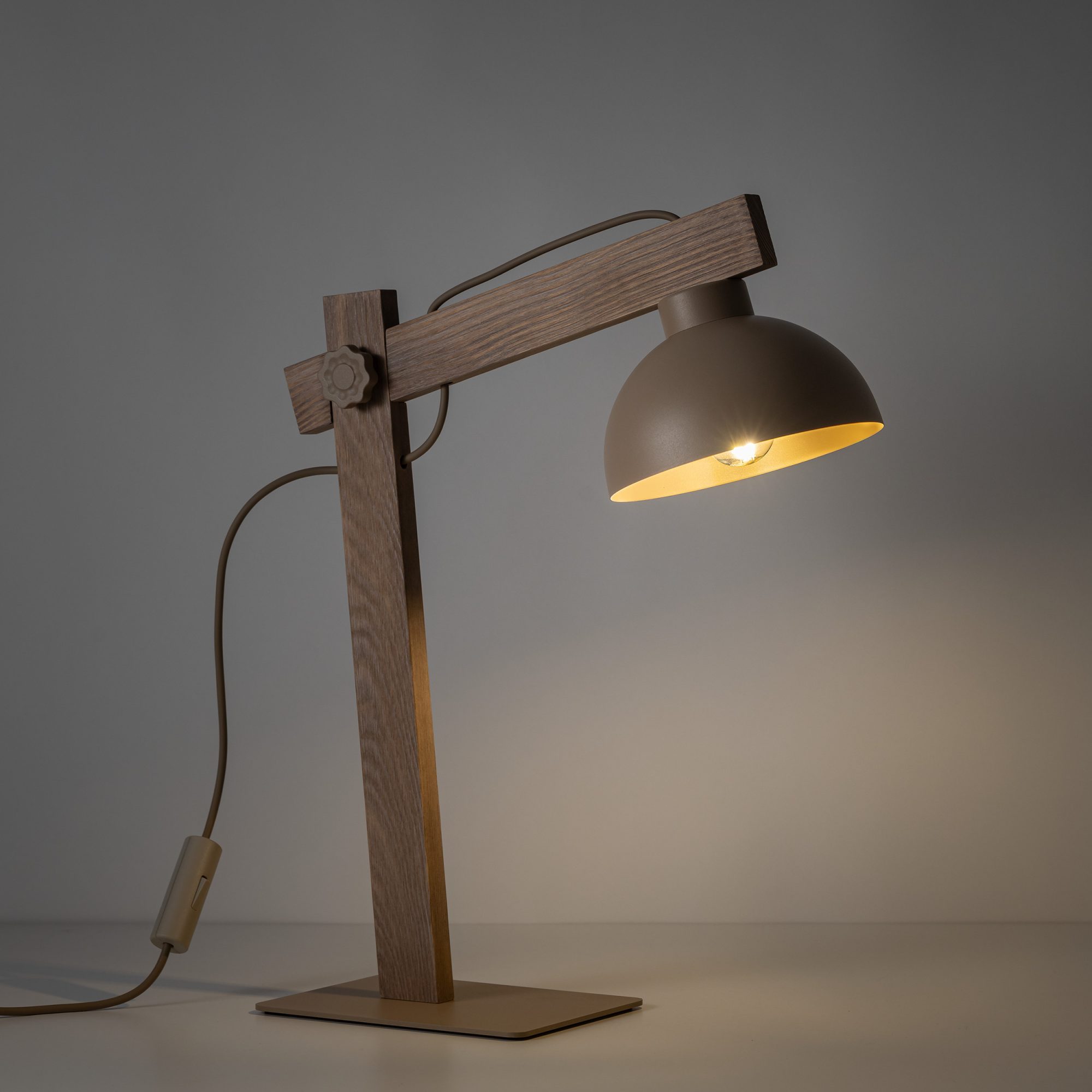 Lampka Oslo piaskowy beż z rozświetlonym metalowym kloszem