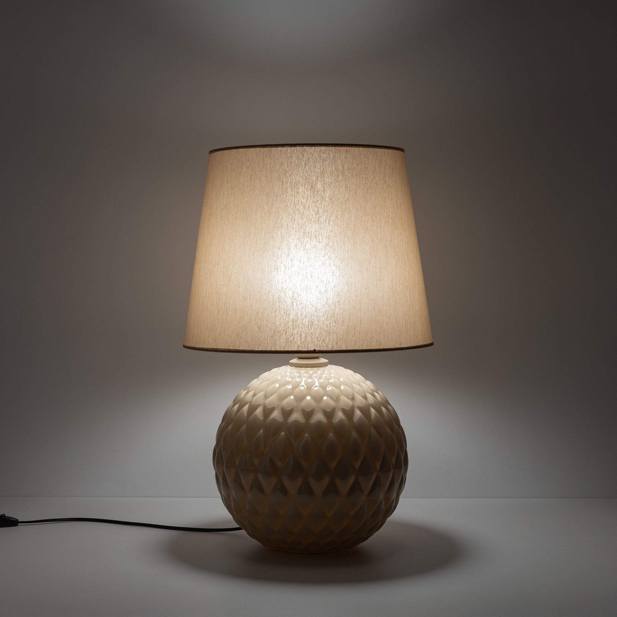 Lampka nocna Santana ecru przy łóżku w aranżacji wnętrza