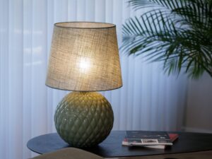 Miniaturka 6 - Lampka nocna Santana oliwkowa z tekstylnym abażurem w aranżacji wnętrza