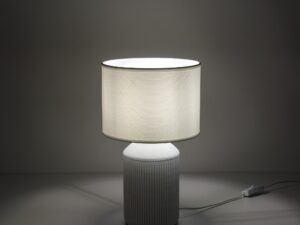 Miniaturka 5 - Lampka nocna Sola biała na stoliku w aranżacji wnętrza