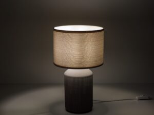Miniaturka 3 - Lampka nocna Sola brązowa z tkaninowym abażurem w aranżacji sypialni