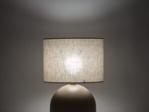 Miniaturka 3 - Lampka nocna Tami w piaskowym beżu na stoliku w aranżacji wnętrza