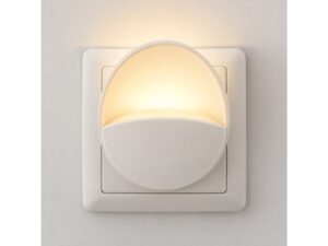 Miniaturka 2 - Biała lampka nocna LED emitująca ciepłe światło w gniazdku