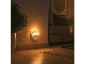 Miniaturka 3 - Biała lampka nocna w gniazdku przy podłodze w salonie