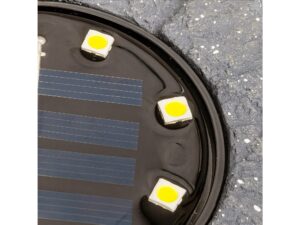 Miniaturka 3 - Zbliżenie panelu słonecznego i diod LED lampki ogrodowej w formie kamienia