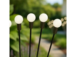 Miniaturka 4 - Zbliżenie na białe kuliste klosze lampki solarnej na ciemnych ramionach
