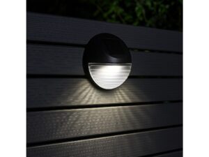 Miniaturka 2 - Solarna lampka orientacyjna na drewnianej ścianie – aranżacja