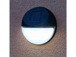 Miniaturka 3 - Lampka solarna LED na elewacji – przykład światła orientacyjnego
