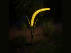Miniaturka 4 - Zielona lampka solarna w kształcie trawy ozdobnej 83 cm na białym tle