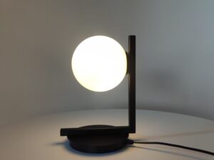 Miniaturka 1 - Lampka stołowa Andy w czerni, ujęcie całej lampy z boku