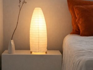 Miniaturka 3 - Biała lampka Avosena świecąca na szafce nocnej obok łóżka