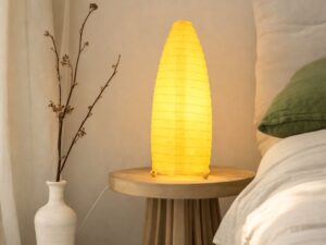 Miniaturka 5 - Żółta lampka Avosena świecąca na okrągłym stoliku nocnym
