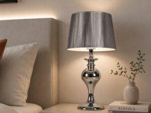 Miniaturka 2 - Lampka stołowa Beraveta srebrna na szafce nocnej – aranżacja przy łóżku