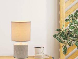Miniaturka 4 - Beżowa lampka stołowa Nevedeta na drewnianej komodzie w salonie