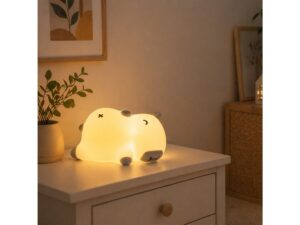 Miniaturka 3 - Lampka nocna Zelasio w formie kapibary na komodzie z dekoracjami