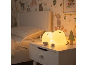Miniaturka 2 - Lampka kapibara Zelasio emitująca ciepłe światło na szafce nocnej w pokoju dziecka