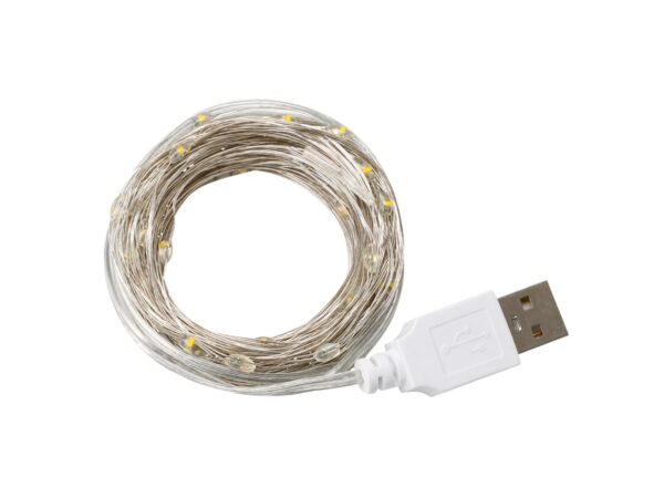 Lampki LED na druciku 10 m 100 diod, srebrny przewód i złącze USB na białym tle