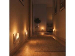 Miniaturka 4 - Białe lampki nocne LED w gniazdkach w korytarzu