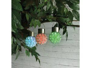 Miniaturka 1 - Trzy dekoracyjne lampki solarne RGB zawieszone na gałęzi i świecące niebiesko, czerwono i zielono
