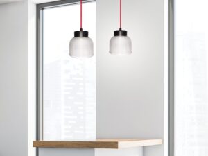 Miniaturka 3 - Lampy Galirela z czerwonym przewodem nad drewnianym blatem