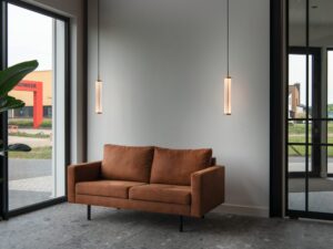 Miniaturka 6 - Dwie lampy wiszące Quimera w mosiężnym wykończeniu nad sofą