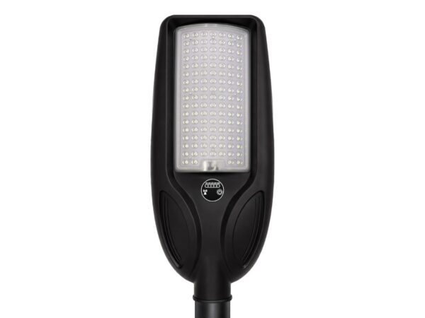 Czarna latarnia solarna LED 100 W 750 lm z panelem świetlnym, widok z przodu na białym tle