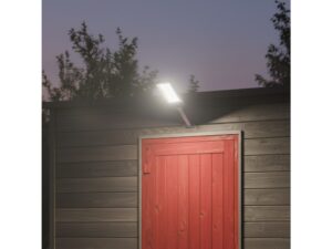 Miniaturka 4 - Latarnia solarna 100 W oświetlająca wejście do drewnianego budynku wieczorem