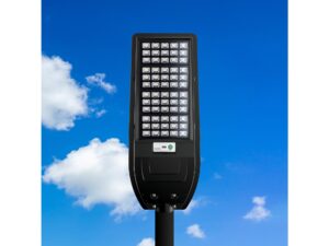 Miniaturka 4 - Czarna solarna lampa uliczna LED na słupie w ciągu dnia