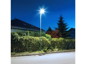 Miniaturka 4 - Latarnia solarna LED na słupie oświetla przydomową drogę i żywopłot po zmroku