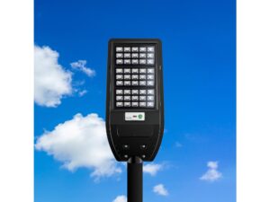 Miniaturka 6 - Czarna latarnia solarna LED na maszcie – widok na tle nieba