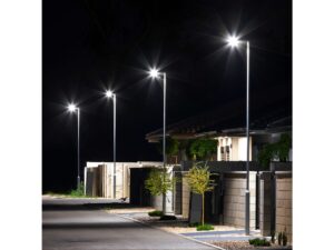 Miniaturka 2 - Solarne latarnie uliczne oświetlające posesję nocą