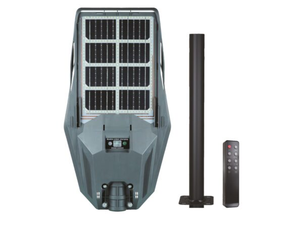 Czarna latarnia solarna LED z panelem i diodami, uchwytem montażowym i pilotem na białym tle