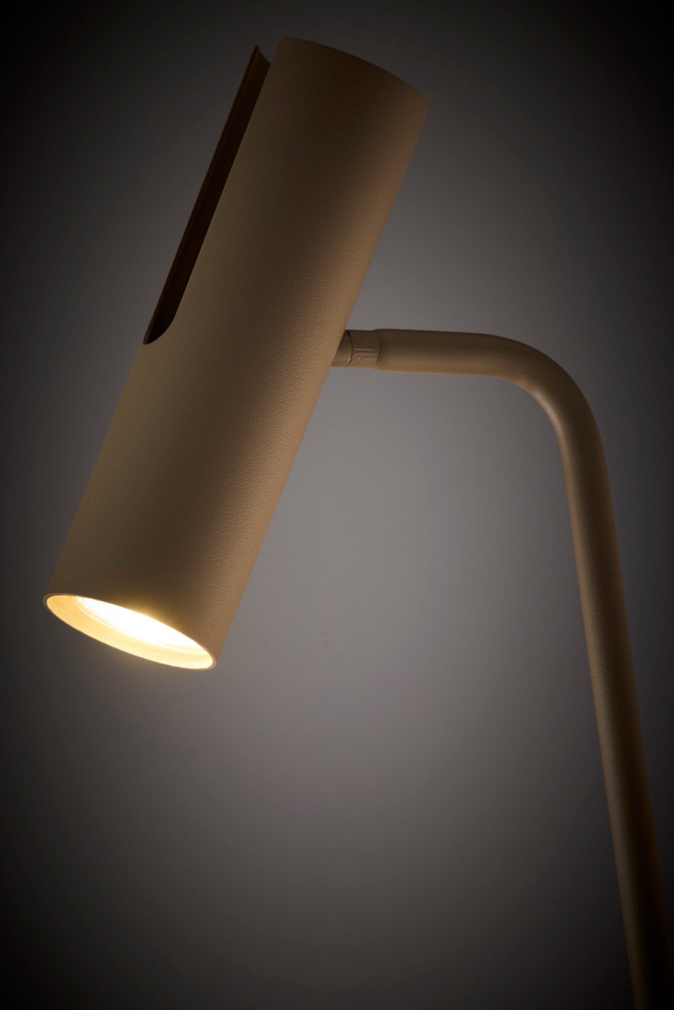 Leda lampa podłogowa ciepły beż detal reflektora