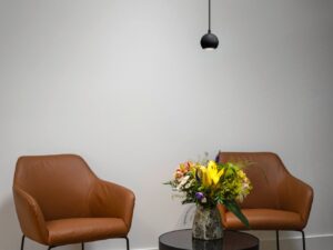 Miniaturka 6 - Czarna lampa wisząca Light Eye 90 w aranżacji salonu