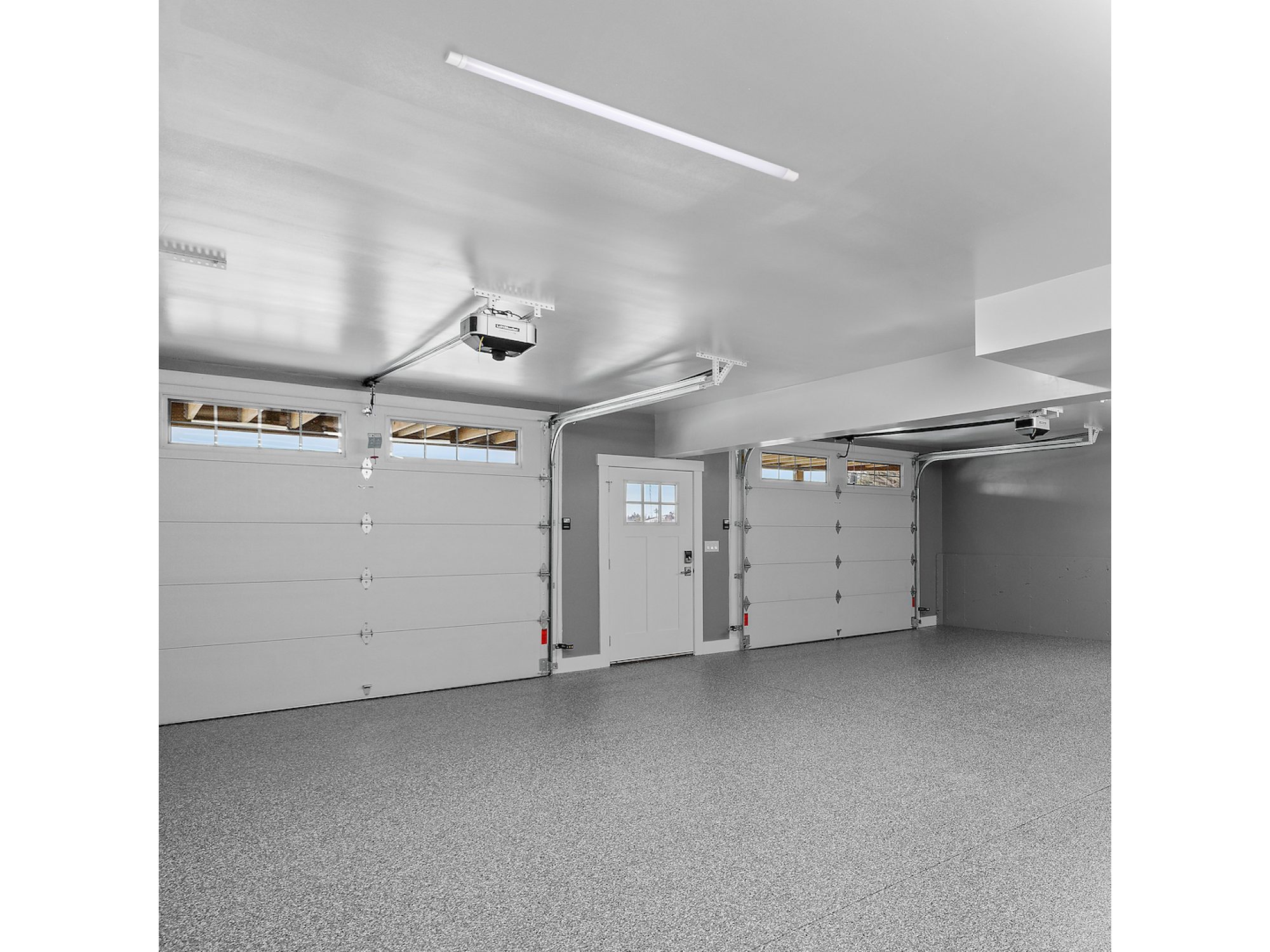 Listwa LED 48 W na suficie garażu – aranżacja