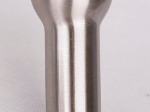 Miniaturka 2 - Zbliżenie satynowego wykończenia metalowej części listwy sufitowej Caliseta