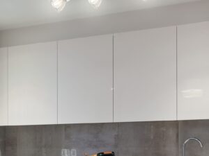 Miniaturka 3 - Biała listwa sufitowa Camevora z chromem w aranżacji