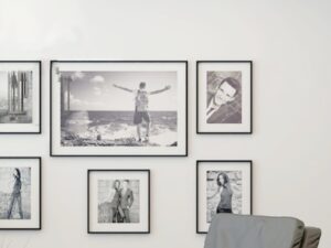 Miniaturka 2 - Listwa Ilirona z dwoma kloszami zamontowana nad galerią obrazów w salonie
