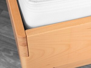 Miniaturka 3 - Łóżko bukowe Dasalia – detal narożnika ramy i naturalnego usłojenia drewna