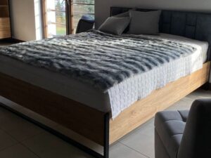 Miniaturka 1 - Łóżko dębowo-metalowe Kongaro loft z tapicerowanym zagłówkiem w aranżacji wnętrza