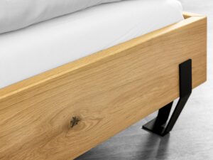 Miniaturka 6 - Dębowa rama łóżka Lumira na czarnej stalowej nodze – zbliżenie z boku