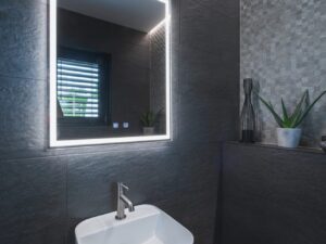 Miniaturka 4 - Podświetlane lustro Trukko WL LED nad umywalką w nowoczesnej łazience