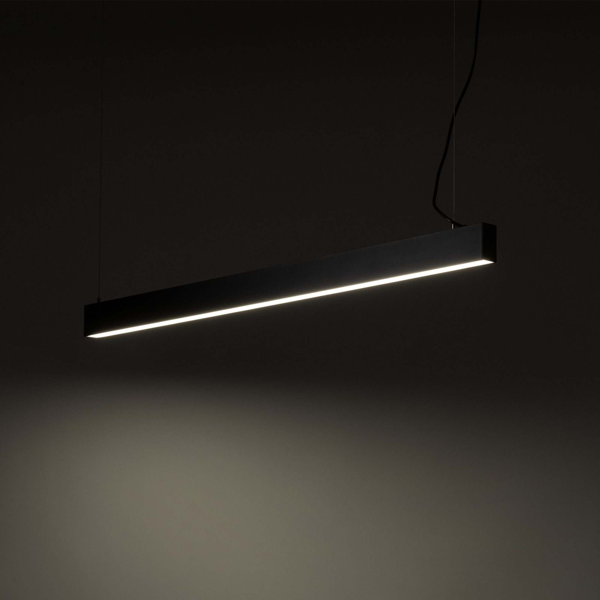 Luxe CCT czarna – przykładowe zastosowanie długiej lampy w pomieszczeniu
