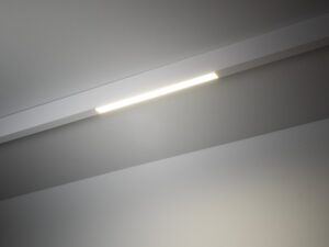 Miniaturka 3 - Biały moduł Magnetic Easy Line 12 W w aranżacji systemu szynowego