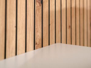 Miniaturka 2 - Drewniana ściana z czarnymi listwami i jasna powierzchnia