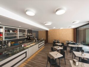 Miniaturka 3 - Białe plafony Medo Pro 30 na suficie kawiarni