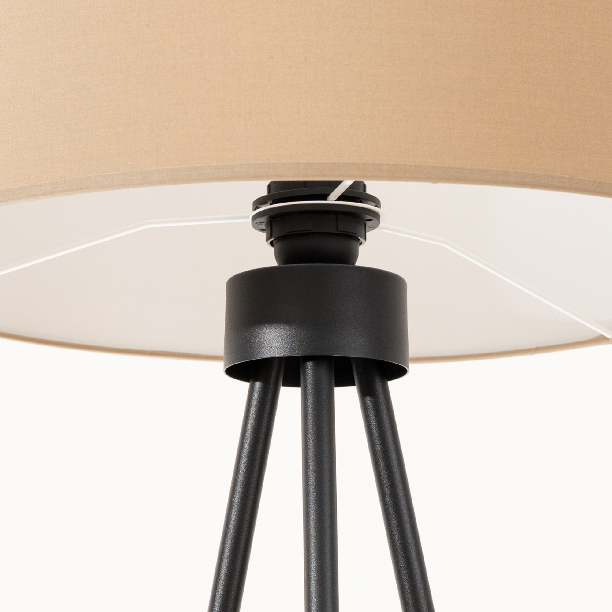 Minimalistyczna lampa podłogowa Elaria 135 cm w aranżacji wnętrza 3