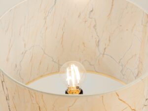Miniaturka 24 - Minimalistyczna lampa podłogowa Elaria 135 cm beżowy marmur – wnętrze abażuru z żarówką